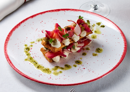 Закуска из лосося с сырным муссом на тостах из слоеного теста