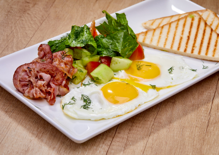 Глазунья с беконом