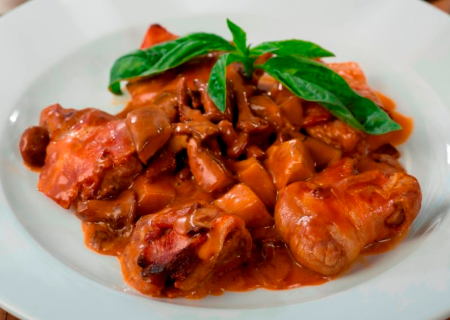 Свинина с беконом, лесными грибами, соусом демиглас и трюфельным пюре