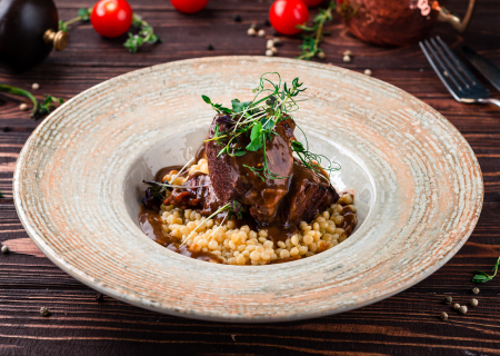 Томленые говяжьи щечки с ризотто из птитима