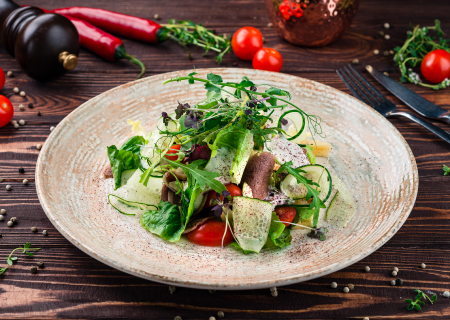 Салат с говяжьим языком и соусом йогурт – хрен