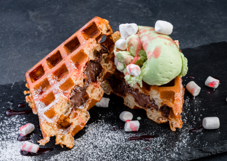 Бельгийская вафля с шоколадной пастой и фисташковым мороженым