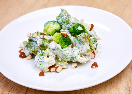 Капуста брокколи в сливочном соусе с миндалем