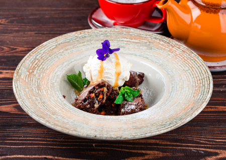 Шоколадный брауни с мороженым и соусом манго