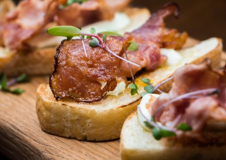 Брускетты с беконом, томатами и сыром филадельфия