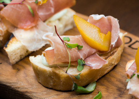 Брускетты с пармской ветчиной, сыром рикотта и карамелизированной грушей