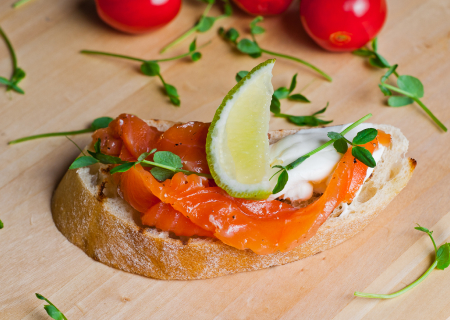 Брускетты с лососем слабосоленым и творожным сыром