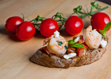 Брускетты с креветками, сырным муссом и томатами
