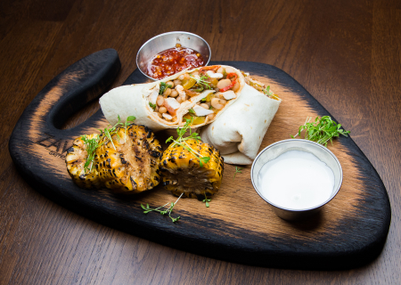 Буррито с (цыпленком/креветками/лососем), обожженной кукурузой и соусом сальса