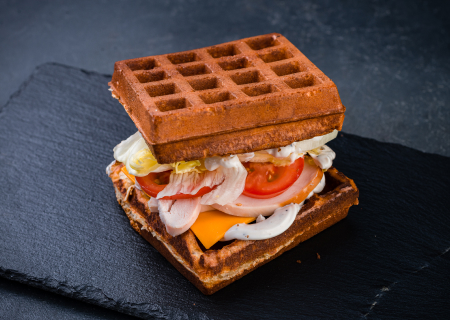 Бельгийская вафля – сэндвич Цезарь