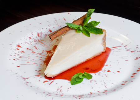 Чизкейк Нью-Йорк с малиновым соусом