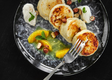 Сырники с кремом тирамису и фундуком