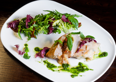 Куриное филе с вялеными томатами, сыром сулугуни и микс салатом