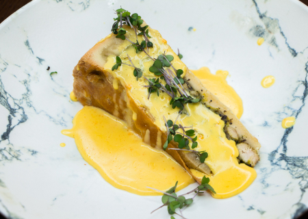 Пирог с цыпленком, шпинатом и сырным соусом