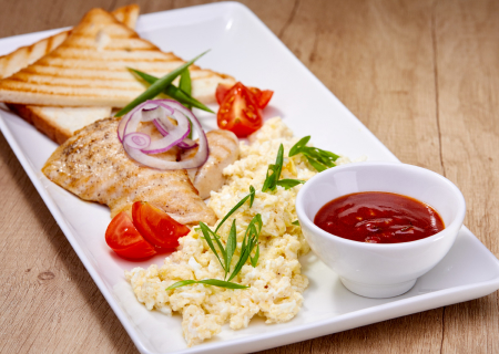 Скрэмбл с куриным филе и тостами