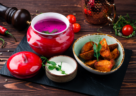 Холодник с картофельными дольками и сметаной