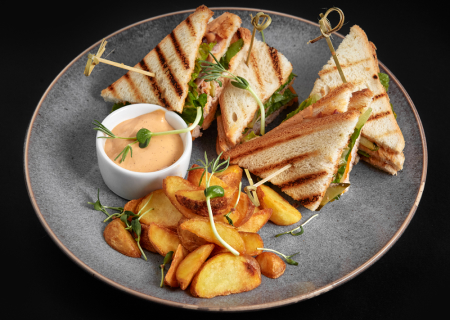 Клаб - сэндвич с рваным цыпленком и картофельными дольками