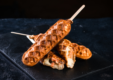 Корн – дог с лососем и сыром сулугуни