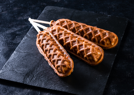 Корн – дог с колбасками и сыром сулугуни