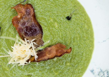 Крем-суп из шпината и чипсами из бекона