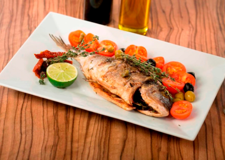 Дорада с томатами черри и оливками
