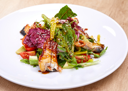 Салат с копченым угрем и соусом унаги