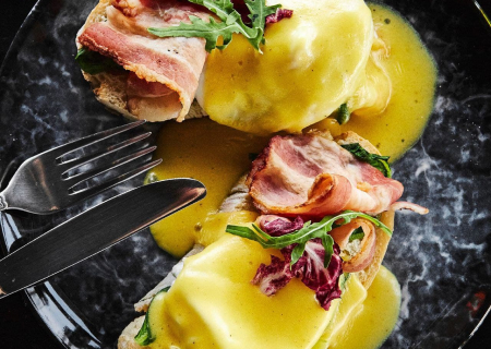 Яйца Бенедикт с пармской ветчиной