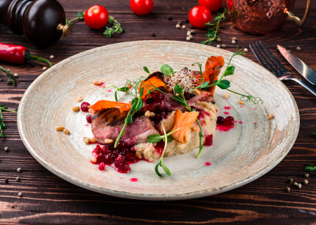 Филе утки с пюре из батата и брусничным соусом