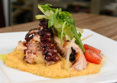 Жареный осьминог с пюре из сельдерея и микс салатом