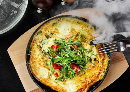 Фриттата с беконом, моцареллой в заливке и базиликом