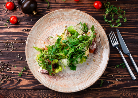 Греческий салат с муссом из сыра фета и ореховым соусом