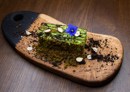 Медовик с фундуком и землей из Oreo