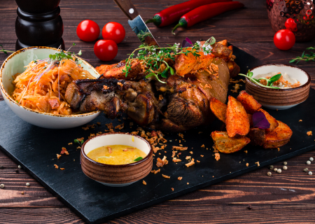 Свиная рулька с квашеной капустой