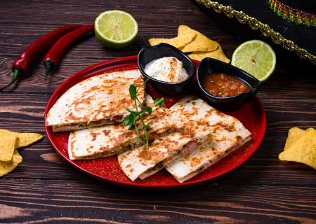 Кесадилья с томленой (говядиной/цыпленком/свининой) и соусом сальса