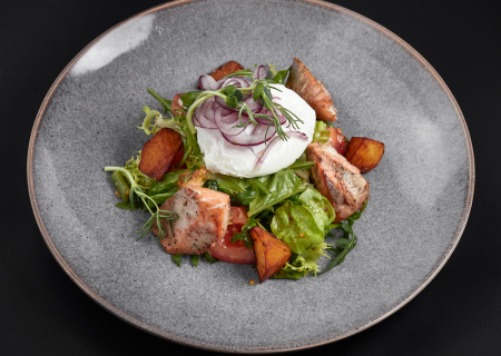 Салат с жареным лососем и яйцом пашот