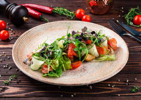 Салат с маринованным лососем и сырным муссом