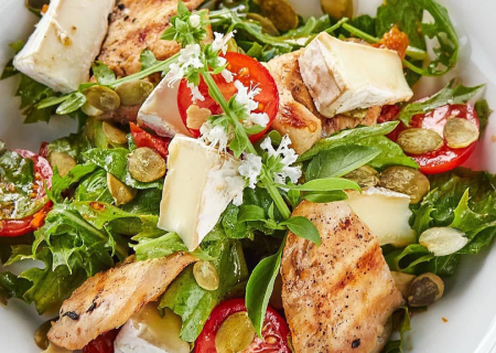 Салат с жареным цыпленком и сыром камамбер