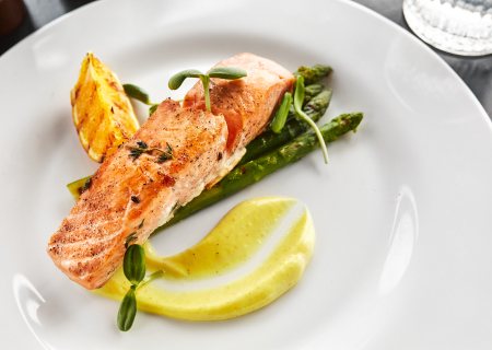 Лосось на гриле со спаржей и соусом Берблан