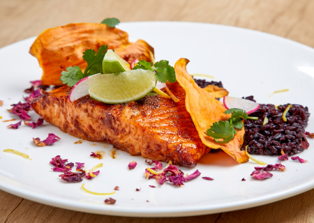 Лосось в устричном соусе с бурым рисом