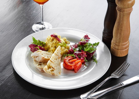 Скрэмбл с лососем и микс салатом