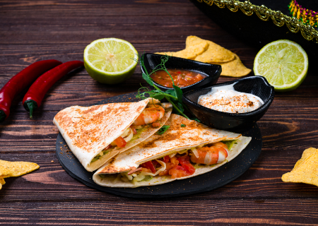 Кесадилья с креветками и соусом гуакомоле