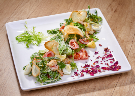 Салат с креветками и томатами черри