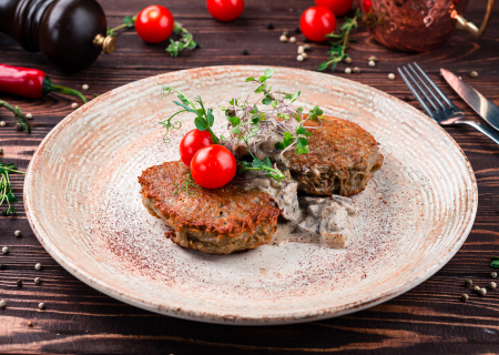 Колдуны с грибным соусом и томатами черри