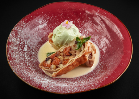 Штрудель фруктовый с мороженым и сливочным соусом