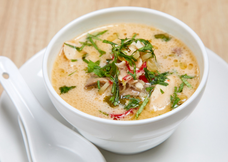 Том Кха с цыпленком