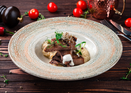 Язык говяжий с пюре из сельдерея и соусом йогурт-хрен