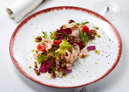 Салат Вальдорф с ростбифом из индейки