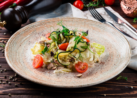 Салат из цукини, дор блю и миндаля